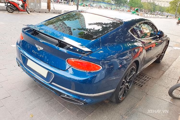 Ngoài ra, để gia tăng trải nghiệm sử dụng của khách hàng, hãng còn trang bị trên mẫu xe này một màn hình cảm ứng 12,3 inch dành cho hệ thống thông tin giải trí hay hệ thống âm thanh High-ends mang thương hiệu Naim trứ danh.