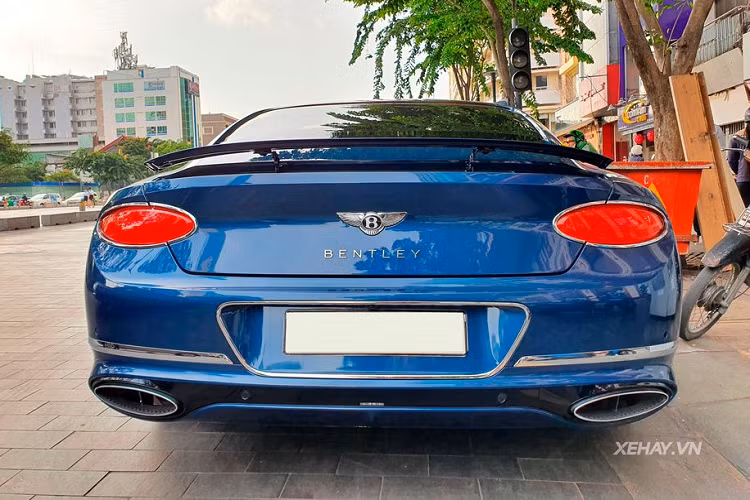 Bên cạnh đó, ở phía đuôi xe Bentley Continental GT W12 đã được các kỹ sư của hãng xe sang Anh Quốc thiết kế lại phần cánh gió xuống nắp cốp thay vì sát chân kính sau như phiên bản trước. Đáng chú ý, phần cánh gió này có thể điều chỉnh bằng nút bấm để tối đa lực ép xuống cho phần thân xe theo đúng tiêu chuẩn khí động học.