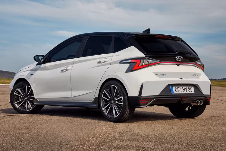 Cản sau của i20 N Line cũng được thay đổi với kiểu dáng góc cạnh hơn, ống xả kép mạ chrome được đặt lệch sang một bên. Cụm đèn hậu có thiết kế kéo dài từ bên hông và được nối liền với nhau.