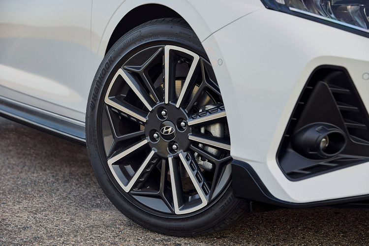 Khách hàng có thể lựa chọn 4 màu sơn ngoại thất là đen Phantom Black, xám Aurora Grey, trắng Polar White và màu đồng. Hyundai trang bị cho mẫu xe này bộ mâm đa chấu 2 tông màu với kích thước 17 inch.