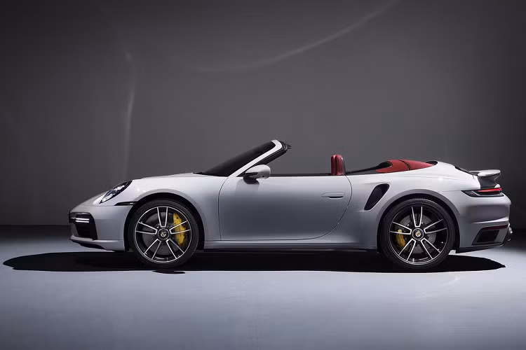 Xe sẽ được bán ra vào cuối năm nay, giá xe Porsche Turbo S 2021 thuộc thế hệ 911 992 sẽ từ 473.900 USD cho phiên bản Coupe và 494.900 USD cho phiên bản Cabriolet.