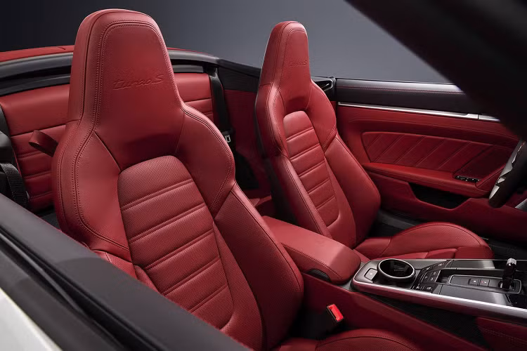 Porsche 911 Turbo S thế hệ 992 trang bị động cơ boxer 3.8L mới với 2 bộ tăng áp VTG turbocharger. Với nhiều sự cải tiến từ những điều chỉnh ở van xả, hệ thống kim phun nhiên liệu, hệ thống điều khiển động cơ, hệ thống twin-turbo kích thước lớn hơn kèm theo nhiều nâng cấp nên khối động cơ này có thể sản sinh công suất 650 mã lực nhờ đạt mô men xoắn cực đại 800 Nm.