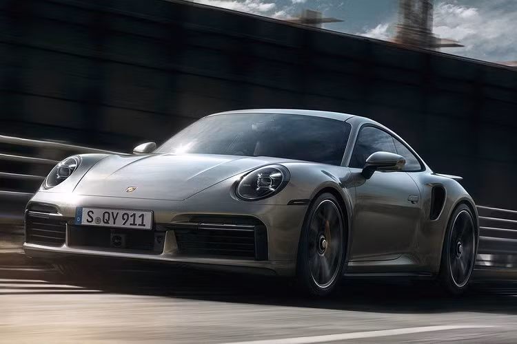 So với bản Turbo S của 911 thế hệ tiền nhiệm (991), động cơ mới được tăng thêm lần lượt 70 mã lực và 50 Nm mô men xoắn. Kết hợp cùng hộp số 8 cấp ly hợp kép PDK, 911 Turbo S mới có thể tăng tốc 0 – 100km/h trong vòng 2,7 giây, nhanh hơn 0,2 giây so với mẫu cũ. Vận tốc tối đa lên đến 330 km/h.