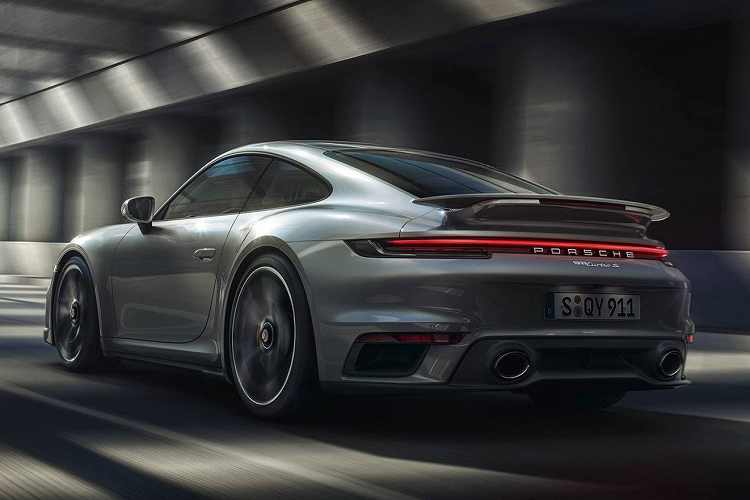 Ngoài việc cải thiện năng lực động cơ, Porsche 911 Turbo S thế hệ 992 còn được chăm chút đầu tư để tăng cường hiệu quả khí động học, thể hiện qua những thành phần như cánh gió phía sau, lip lấy gió phía trước và cánh gió phía trước… Tất cả giúp xe giảm được 15% tỷ lệ cản gió so với thế hệ 991 trước đây.
