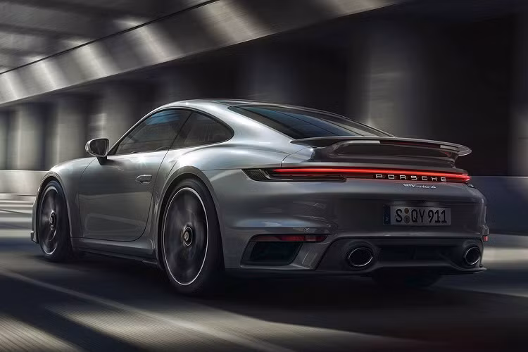 Ngoài việc cải thiện năng lực động cơ, Porsche 911 Turbo S thế hệ 992 còn được chăm chút đầu tư để tăng cường hiệu quả khí động học, thể hiện qua những thành phần như cánh gió phía sau, lip lấy gió phía trước và cánh gió phía trước… Tất cả giúp xe giảm được 15% tỷ lệ cản gió so với thế hệ 991 trước đây.