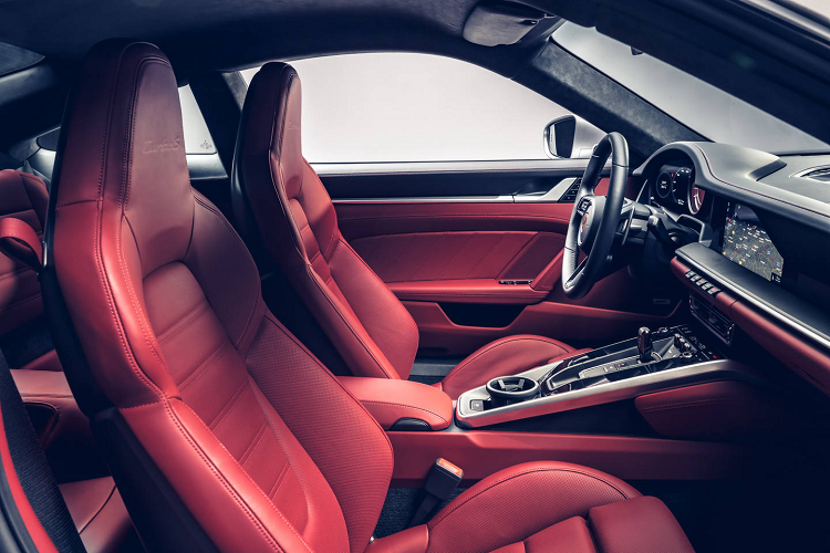 Ngoại hình xe vẫn giữ nguyên kiểu dáng đặc trưng của dòng 911 Turbo bấy lâu nay với sự mạnh mẽ lôi cuốn, nay được cập nhật ở nhiều chi tiết. Các cửa hút khí trước rộng hơn, cụm đèn trước kiểu “Turbo-look” đặc trưng với 2 vạch đi kèm với tiêu chuẩn đèn pha LED Matrix, cản trước được thiết kế mới, trong khi phía sau có cánh gió đuôi lớn hơn và dải đèn hậu dạng LED mảnh liền mạch ngang đặc trưng như các phiên bản khác của dòng 911 992.