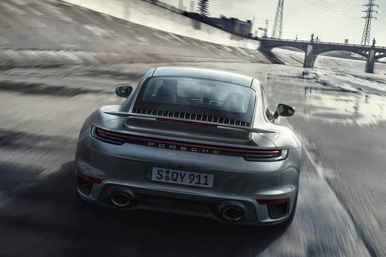 Kích thước của Porsche 911 Turbo S thế hệ 992 cũng được tăng đáng kể để cải thiện hiệu năng vận hành. Thân xe có độ rộng 1.840 mm ở trục trước và 1.900 mm ở trục sau, tăng lần lượt 45 và 20 mm so với thế hệ 991. Độ rộng trục bánh trước tăng thêm 42 mm và sau tăng thêm 10 mm, chủ yếu do việc trang bị bộ lốp mới nhằm tăng khả năng vận hành linh hoạt cũng như đặc tính thể thao của xe.