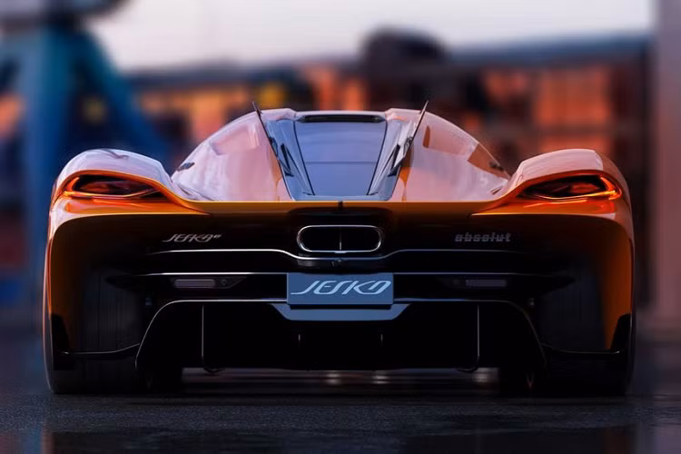 Để khiến Jesko Absolut 2021 mới chạy nhanh nhất có thể, Koenigsegg đã tập trung nghiên cứu, mài giũa nên một thân xe “thuôn mượt” một cách ấn tượng, tối ưu hóa tính khí động học bằng cách hạ thấp hệ số kéo xuống chỉ còn 0,278. Để đạt được điều đó, đội ngũ chế tạo đã mất hơn 3000 giờ để phân tích tính khí động học cùng với hơn 5000 giờ để thiết kế và chế tạo chiếc xe. Tuy nhiên, đây chỉ là những bước phát triển thêm, bên cạnh chiếc Jesko tiêu chuẩn