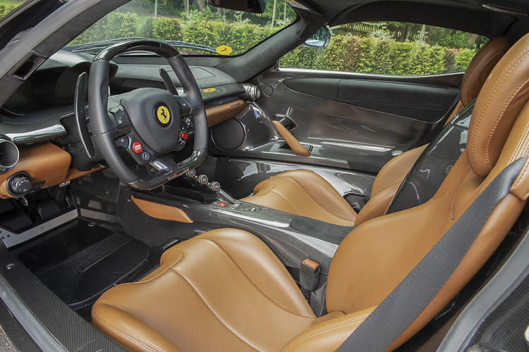 Cho dù được mang tên Rosso, màu sắc này lại có hơi hướng ngả tím. Có thể nói, đây là một màu sắc có phần tương đồng với màu của bã rượu nho. Nếu những màu sắc như Rosso Corsa mang đến cho những chiếc LaFerrari vẻ ngoài thể thao, hầm hố của những con ngựa Ý thì Rosso Vineccia lại mang tới sự sang trọng, quý phái cho chiếc xe.