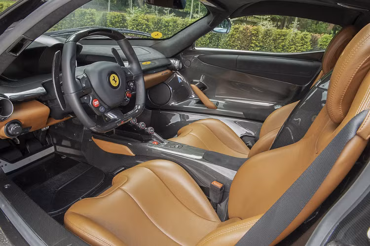 Cho dù được mang tên Rosso, màu sắc này lại có hơi hướng ngả tím. Có thể nói, đây là một màu sắc có phần tương đồng với màu của bã rượu nho. Nếu những màu sắc như Rosso Corsa mang đến cho những chiếc LaFerrari vẻ ngoài thể thao, hầm hố của những con ngựa Ý thì Rosso Vineccia lại mang tới sự sang trọng, quý phái cho chiếc xe.