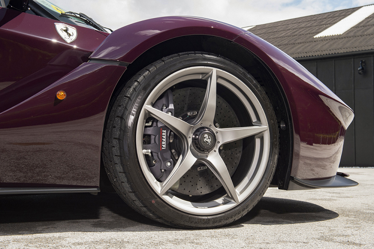 Tất nhiên, hãng siêu xe Ferrari đều có thể “chiều lòng” đến cả những vị khách khó tính nhất. Họ đa phần là những người muốn chiếc xe của mình trở nên độc nhất vô nhị, không giống với bất kì chiếc xe nào khác trên thế giới.