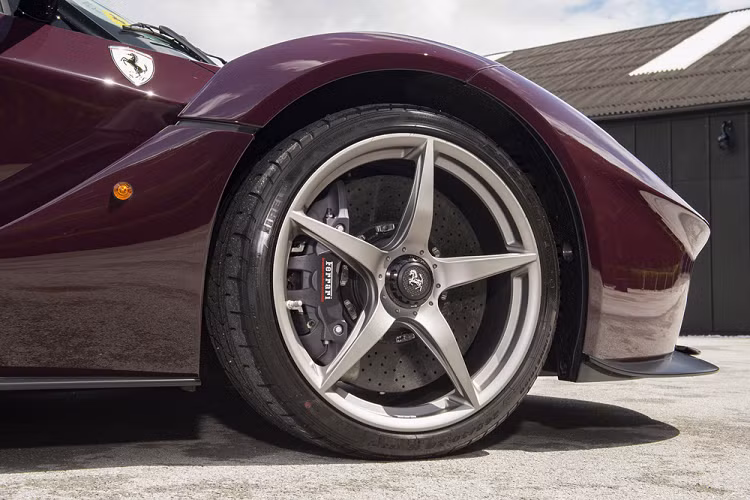 Tất nhiên, hãng siêu xe Ferrari đều có thể “chiều lòng” đến cả những vị khách khó tính nhất. Họ đa phần là những người muốn chiếc xe của mình trở nên độc nhất vô nhị, không giống với bất kì chiếc xe nào khác trên thế giới.