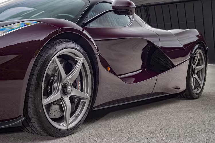 Có thể nói, đây là những sắc màu đã góp phần mang tới cho những chiếc LaFerrari vẻ đẹp mới mẻ, độc đáo, thậm chí là theo phong cách sang trọng hay thể thao tùy thuộc vào sở thích của chủ sở hữu.