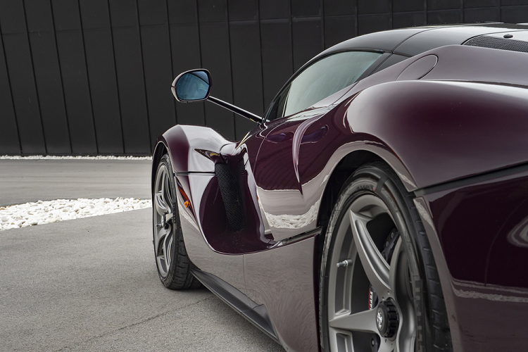 Nếu những chiếc LaFerrari thường nổi tiếng với khoang nội thất tối giản cùng những chi tiết thể thao, tạo cảm giác phấn khích cho hành khách thì nội thất chiếc LaFerrari này lại mang đến cảm giác thoái mái, hài hòa với tông màu nâu Pelle Chiodi Di Garofano phối cùng da màu đen cơ bản. Tông màu độc đáo này được lấy cảm hứng từ chiếc siêu xe Ferrari 166MM cùng thuộc sở hữu của vị chủ nhân chiếc LaFerrari này.