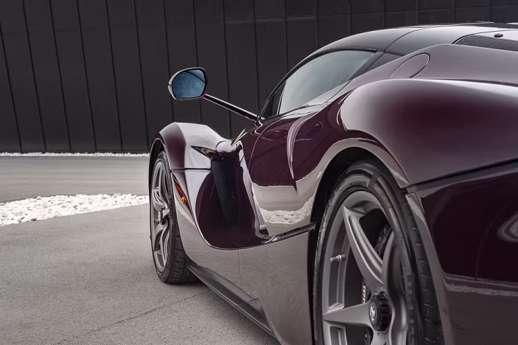 Nếu những chiếc LaFerrari thường nổi tiếng với khoang nội thất tối giản cùng những chi tiết thể thao, tạo cảm giác phấn khích cho hành khách thì nội thất chiếc LaFerrari này lại mang đến cảm giác thoái mái, hài hòa với tông màu nâu Pelle Chiodi Di Garofano phối cùng da màu đen cơ bản. Tông màu độc đáo này được lấy cảm hứng từ chiếc siêu xe Ferrari 166MM cùng thuộc sở hữu của vị chủ nhân chiếc LaFerrari này.