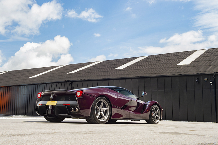 Sức mạnh được truyền xuống bánh sau thông qua hộp số tự động ly hợp kép 7 cấp, nhờ đó, LaFerrari có khả năng tăng tốc từ 0 – 100 km/h trong 2,4 giây và có thể đạt tốc độ tối đa ở mức 349 km/h.