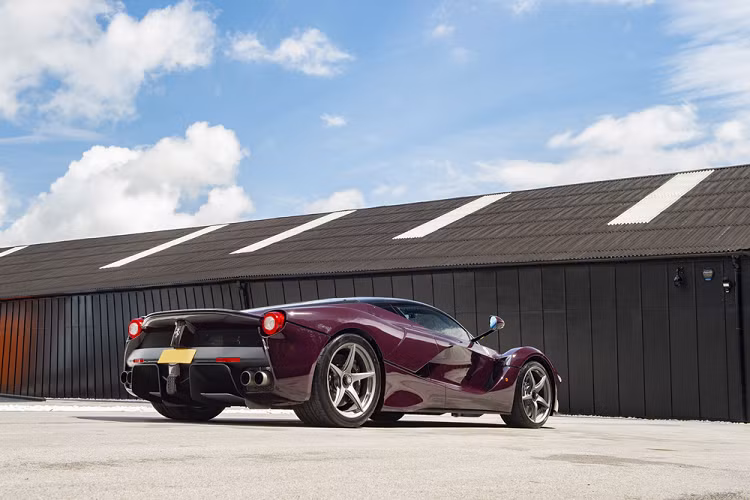 Sức mạnh được truyền xuống bánh sau thông qua hộp số tự động ly hợp kép 7 cấp, nhờ đó, LaFerrari có khả năng tăng tốc từ 0 – 100 km/h trong 2,4 giây và có thể đạt tốc độ tối đa ở mức 349 km/h.