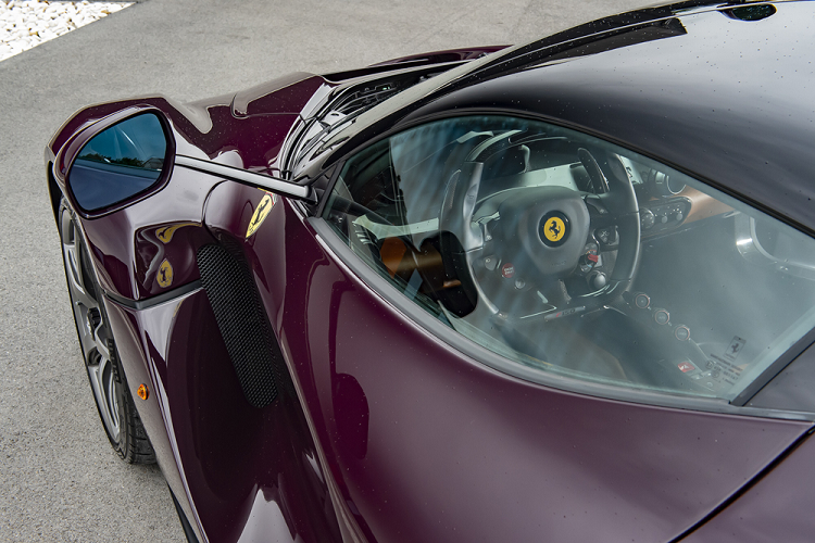 Theo điều kiện ánh sáng cũng như hoàn cảnh khác nhau, màu sắc này sẽ đều được thể hiện theo các sắc độ riêng biệt. Việc lựa chọn màu sắc cho chiếc LaFerrari này bắt nguồn từ chính chiếc Ferrari 250 California Spider đời 1957 của vị chủ nhân chiếc hypercar đầy hấp dẫn.