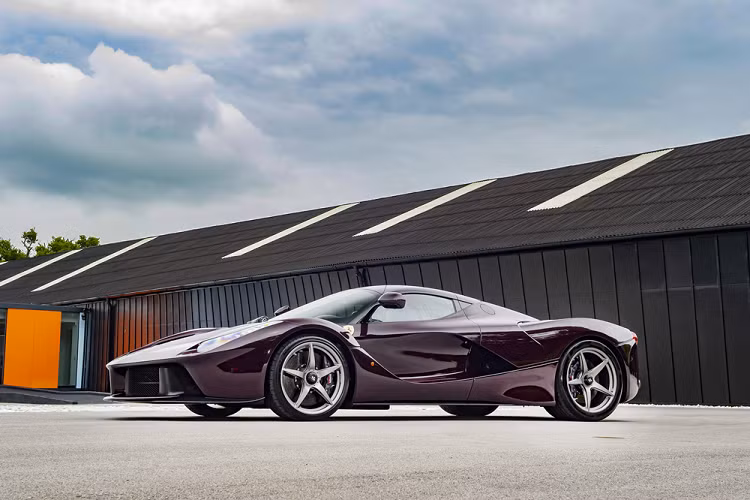 Trong khi đa phần những chiếc Ferrari LaFerrari hàng hiếm được trang bị những màu sắc mang tính biểu tượng như đỏ Rosso Corsa hay vàng Giallo Modena, giới mê xe vẫn có cơ hội được chiêm ngưỡng những chiếc LaFerrati với những sắc màu độc nhất.