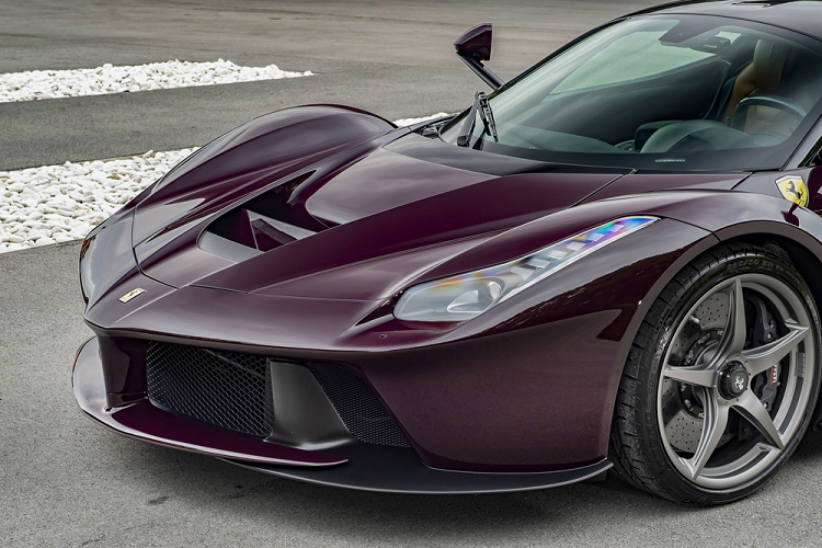 Như chiếc Ferrari LaFerrari trong bài viết này, xe được trang bị màu sắc Rosso Vinaccia – Màu sắc khá đặc biệt đến từ Ferrari và chỉ có một số ít những chiếc Ferrari được lựa chọn trang bị màu sắc này và đặc biệt hơn, chỉ có duy nhất 1 chiếc LaFerrari mang trên mình sắc màu độc đáo này.