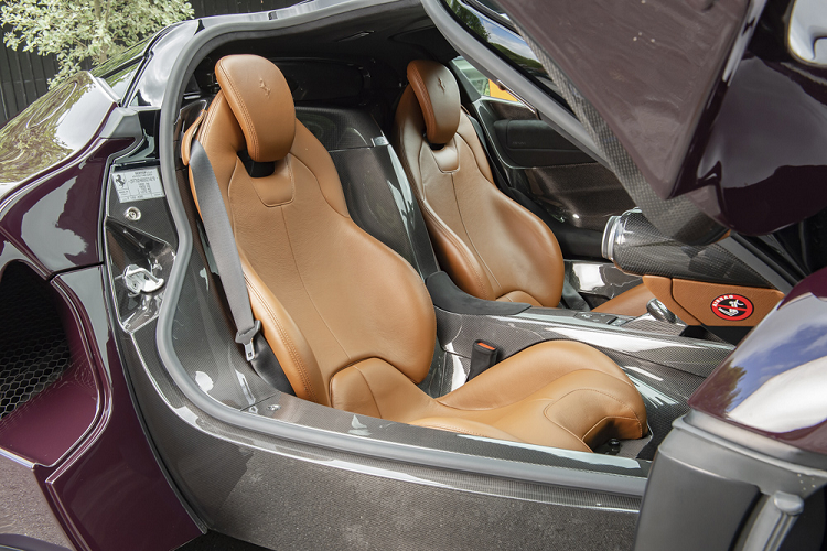 Ngoài ra, xe còn được trang bị bộ mâm 5 chấu cơ bản màu nòng súng cùng logo bánh màu trắng-đen tương phản. Sắc màu này không quá nổi bật trên nền màu tối của xe, đem lại cho chiếc xe sự hài hòa trong phối màu ngoại thất. Xe được trang bị cùm phanh màu đen cơ bản trên những chiếc LaFerrari.