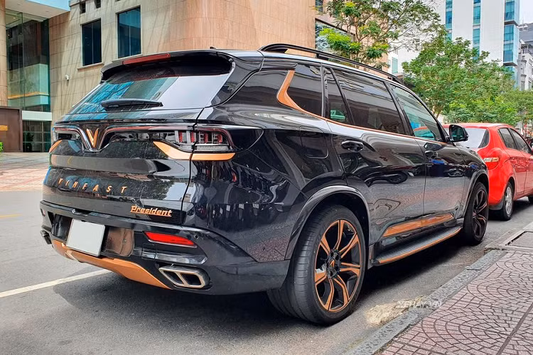 Đặc biệt, hàng ghế thứ 2 của xe rất rộng rãi với khoảng duỗi chân được tăng thêm tới 20 cm so với mẫu Lux SA2.0 khi có chiều dài cơ sở lớn và lên tới 3.133 mm. Thêm vào đó, nội thất trên VinFast President cũng được sử dụng loại da Nappa cao cấp đến từ Eagle Ottawa cùng gỗ ốp Veneer thượng hạng được sản xuất tại Ý.