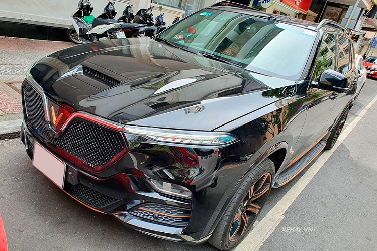 Về ngoại hình tổng thể, xe Chủ tịch VinFast President vốn được phát triển dựa trên nguyên mẫu Lux SA2.0. Do đó, thiết kế của gần như không có sự thay đổi quá đáng kể. Tuy nhiên, nhà sản xuất cũng đã tinh chỉnh lại một số chi tiết quan trọng để điểm nhấn riêng cho xe như phần nắp ca-pô với hốc hút gió nằm chính giữa giống các mẫu xe thể thao hiệu suất cao, phần logo, cản dưới, ốp trang trí, mâm xe, viền cửa sổ và giá nóc đều được sơn màu vàng đồng tương phải với màu sơn nâu/đen ở ngoại thất.