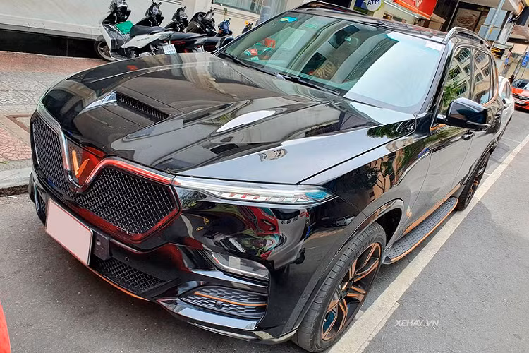 Về ngoại hình tổng thể, xe Chủ tịch VinFast President vốn được phát triển dựa trên nguyên mẫu Lux SA2.0. Do đó, thiết kế của gần như không có sự thay đổi quá đáng kể. Tuy nhiên, nhà sản xuất cũng đã tinh chỉnh lại một số chi tiết quan trọng để điểm nhấn riêng cho xe như phần nắp ca-pô với hốc hút gió nằm chính giữa giống các mẫu xe thể thao hiệu suất cao, phần logo, cản dưới, ốp trang trí, mâm xe, viền cửa sổ và giá nóc đều được sơn màu vàng đồng tương phải với màu sơn nâu/đen ở ngoại thất.