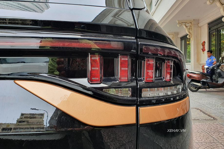 Ở phía sau, VinFast President nổi bật với phần logo tên xe màu vàng đồng. Kết hợp với đó là bộ ống xả tứ tạo cái nhìn thể thao và không thua kém gì bất cứ mẫu xe hiệu suất cao nào trên thế giới.