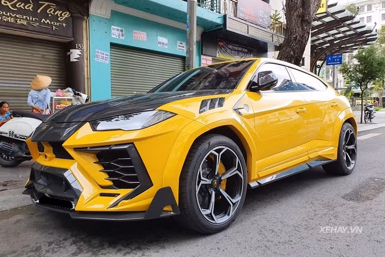 Đáng chú ý, thay vì làm tròn gói độ Mansory Venatus với bộ khuếch tán của gói, chủ sở hữu chiếc Lamborghini Urus này đã chọn bộ khuếch tán từ gói Mansory Soft Kit - được điều chỉnh lại để tương thích với hệ thống ống xả độ mới, càng khiến cho xe trở nên đặc biệt và hấm hố hơn.