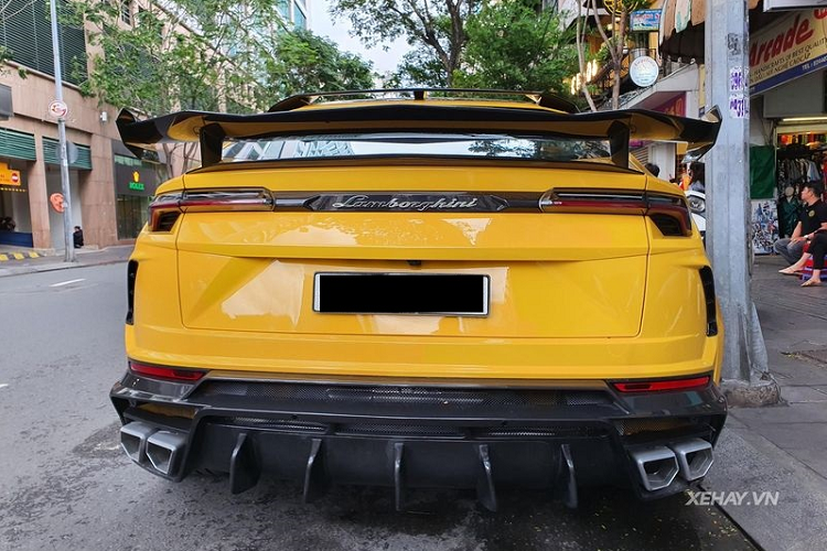 Điểm nổi bật nhất của siêu SUV Lamborghini Urus tại TP HCM này chính là mui xe sợi carbon có các đường gân dập nổi và bốn khe thoát khí vô cùng cá tính, đi kèm còn có bộ chia gió trước mới cắt xẻ táo bạo, viền khe hút gió mới làm từ sợi carbon.