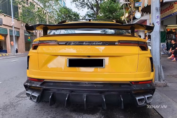 Điểm nổi bật nhất của siêu SUV Lamborghini Urus tại TP HCM này chính là mui xe sợi carbon có các đường gân dập nổi và bốn khe thoát khí vô cùng cá tính, đi kèm còn có bộ chia gió trước mới cắt xẻ táo bạo, viền khe hút gió mới làm từ sợi carbon.