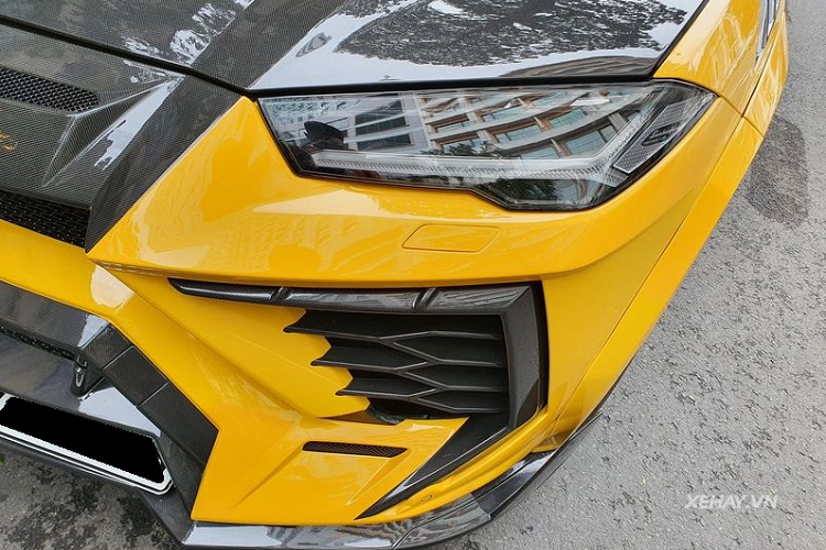 Mức giá xe Lamborghini Urus tại Việt Nam đang được chào bán khoảng hơn 20 tỷ đồng. Tuy nhiên trên chiếc siêu SUV này, nó đã được chủ nhân chi ra tới hơn 3 tỷ đồng để làm mới ngoại hình bằng gói độ bodykit thân rộng Venatus siêu hầm hố của Mansory.