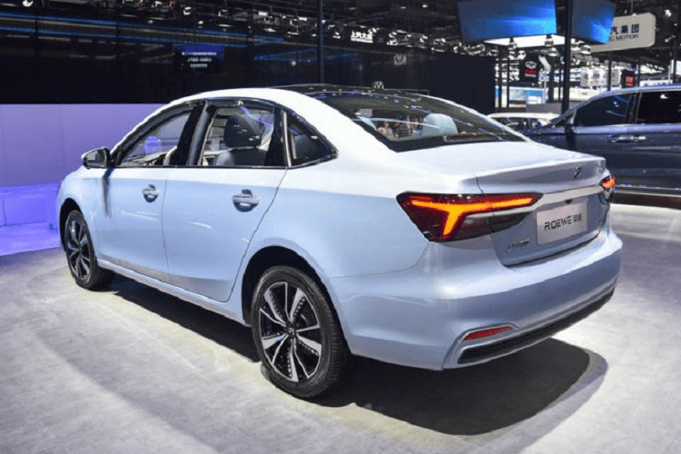 Trên khía cạnh một vài thông số kỹ thuật, Roewe ER6 có trang bị một mô tơ điện sản sinh 184 mã lực. Chỉ số tiêu thụ năng lượng là 12,6 kWh/100 km, và Roewe hứa hẹn cự li di chuyển rất xa, 620 km theo chu trình NEDC. Với cự li này, ER6 không chỉ là một chiếc xe chạy trong đô thị mà còn có thể thực hiện những chuyến di dài nữa.