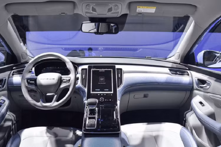 So sánh với Ei6, thiết kế của xe điện Roewe ER6 đã được nâng cấp cả trong lẫn ngoài. Chiếc xe trông sắc bén, linh hoạt và khí động học hơn xưa. Vì là xe điện nên nó gần như loại bỏ lưới tản nhiệt ở phía trước. Kích thước của xe là dài 4.724 mm, rộng 1.835, cao 1.493 mm với trục cơ sở 2.715 mm.