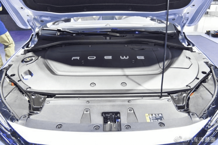 Trong khi đó, nội thất lại trở nên sang trọng và quyến rũ hơn hẳn với một màn hình cảm ứng cong “2.5D” kích thước 14.1 inch và một màn hình bảng đồng hồ LCD 12.3 inch. Bộ phận chọn chế độ lái trông cũng rất sang, thế nhưng cụm điều khiển trung tâm dường như được đặt ở vị trí quá cao. Kết quả là nội thất xe có một khoảng trống kỳ cục phía dưới cụm điều khiển mà có vẻ là chả phù hợp cho thứ gì cả.