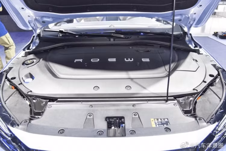 Trong khi đó, nội thất lại trở nên sang trọng và quyến rũ hơn hẳn với một màn hình cảm ứng cong “2.5D” kích thước 14.1 inch và một màn hình bảng đồng hồ LCD 12.3 inch. Bộ phận chọn chế độ lái trông cũng rất sang, thế nhưng cụm điều khiển trung tâm dường như được đặt ở vị trí quá cao. Kết quả là nội thất xe có một khoảng trống kỳ cục phía dưới cụm điều khiển mà có vẻ là chả phù hợp cho thứ gì cả.