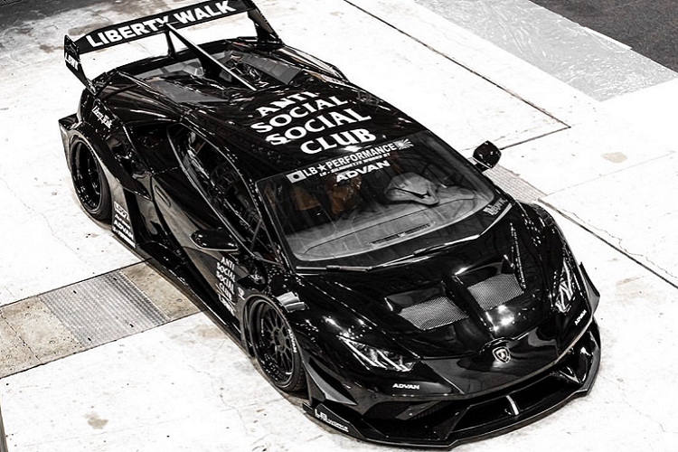 Được sản xuất bởi Liberty Walk, Silhouette Works GT phù hợp với cả hai phiên bản Coupe và Spyder của Huracan và có giá khởi điểm 43,850 Đô cho phiên bản FRP. Đối với phiên bản CFRP, giá của bộ bodykit rơi vào khoảng 50,650 Đô. Phiên bản đắt nhất được làm bằng chất liệu carbon có giá lên tới 59,830 Đô.