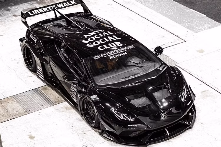 Được sản xuất bởi Liberty Walk, Silhouette Works GT phù hợp với cả hai phiên bản Coupe và Spyder của Huracan và có giá khởi điểm 43,850 Đô cho phiên bản FRP. Đối với phiên bản CFRP, giá của bộ bodykit rơi vào khoảng 50,650 Đô. Phiên bản đắt nhất được làm bằng chất liệu carbon có giá lên tới 59,830 Đô.