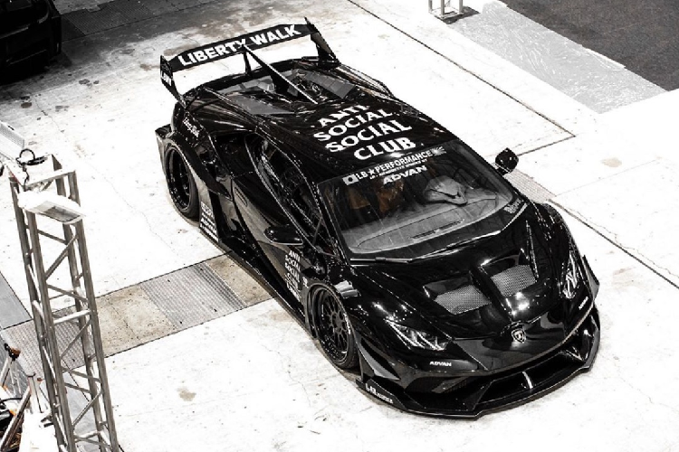 Có thể nói, với độ “chịu chơi” khi bỏ tiền ra cho những sản phẩm thời trang cũng như phụ kiện của giới trẻ chính là một điểm thu hút đáng kể sự chú ý của những thương hiệu Anti Social Social Club. Đang chú ý nhất là khi nó được sát cánh cùng siêu xe Lamborghini Huracan.