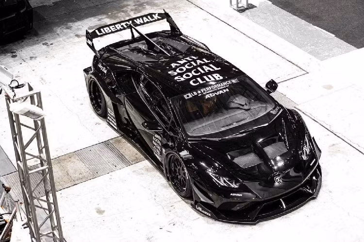 Có thể nói, với độ “chịu chơi” khi bỏ tiền ra cho những sản phẩm thời trang cũng như phụ kiện của giới trẻ chính là một điểm thu hút đáng kể sự chú ý của những thương hiệu Anti Social Social Club. Đang chú ý nhất là khi nó được sát cánh cùng siêu xe Lamborghini Huracan.