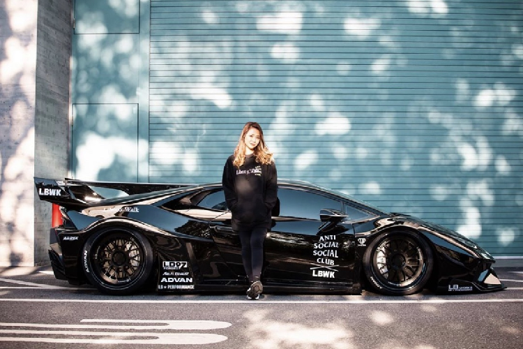 Một số những lần kết hợp của các hãng xe với hãng thời trang dành cho giới trẻ phải kể đến như A Bathing Ape cộng tác cùng Pagani trong việc tạo ra những sản phẩm thời trang độc đáo, mang đậm dấu ấn của hai thương hiệu này.