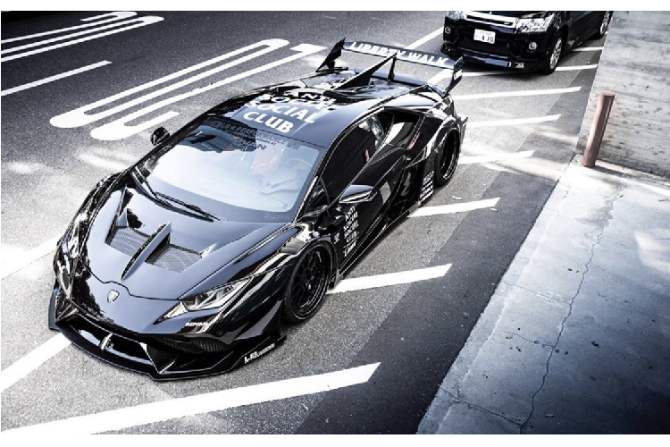 Lamborghini Huracan Silhouette GT Works chính là mẫu xe được lựa chọn để mang trên mình màu áo ASSC trong lần kết hợp đình đám giữa hai thương hiệu này. Điều này không khó lý giải khi Huracan là một trong những mẫu xe chiếm được phần lớn cảm tình của những người mê xe trên khắp thế giới nói chung.