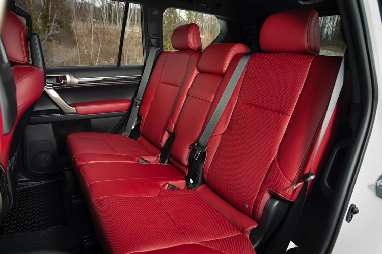 Động cơ V8 này được kết hợp với hộp số tự động sáu cấp và hệ dẫn động 4 bánh toàn thời gian với hệ thống Kiểm soát lực kéo chủ động (A-TRAC).