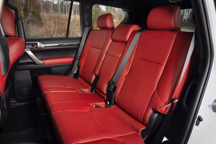 Động cơ V8 này được kết hợp với hộp số tự động sáu cấp và hệ dẫn động 4 bánh toàn thời gian với hệ thống Kiểm soát lực kéo chủ động (A-TRAC).