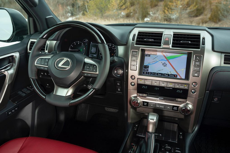 Màn hình hiển thị tầm nhìn toàn cảnh với camera tại phía người lái và hành khách (bao gồm cả chế độ quan sát dưới gầm xe) và đa dạng các chế độ lái tùy thuộc vào địa hình với Điều khiển Thu thập dữ liệu 5 bước (5-Stage Crawl Control).