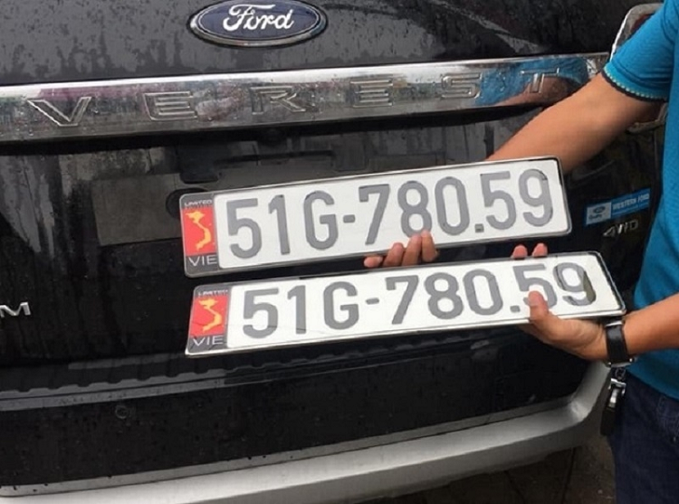 Xe oto khong lap duoc bien so ngan theo quy dinh, phai lam sao?