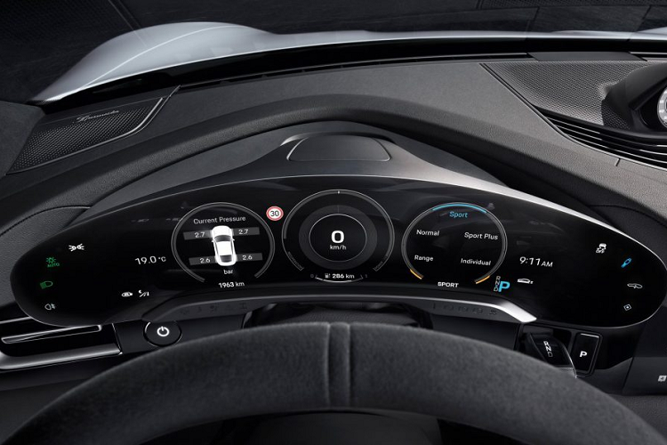 Bên trái bảng đồng hồ cho phép điều khiển cảm ứng các chế độ chiếu sáng, trong khi bên phải dành riêng cho các chế độ cài đặt hệ thống kiểm soát lực kéo, hệ thống treo. Ngoài ra, Porsche bổ sung hai tùy chọn vô-lăng cho khách hàng với kiểu tiêu chuẩn và thể thao GT.