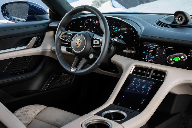 Bên trong khoang cabin, có thể thấy nội thất của Taycan tràn đầy công nghệ khi có đến 4 màn hình, nổi bật với màn hình giải trí cho ghế phụ. Ghế lái với màn hình cong 16,8 inch kiểu dáng tròn trịa, thiết kế đặc trưng Porsche. Màn hình này dùng kính thật, bộ lọc phân cực, chống lóa. Đồng hồ thiết lập 4 chế độ gồm Classic, Map, Full Map và Pure. Chế độ Classic hiển thị như đồng hồ truyền thống của Porsche. Hai chế độ Map hiển thị thông tin dẫn đường. Còn chế độ Pure hiển thị thông tin tối giản và cần thiết như tốc độ, biển báo giao thông và sử dụng một mũi tên để điều hướng.