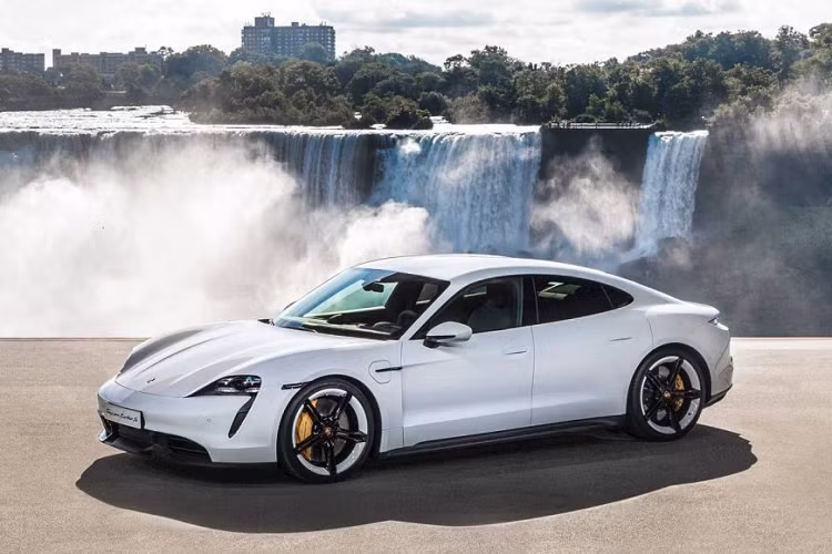 Siêu xe điện Porsche Taycan 4 cửa đầu tiên của Porsche với kiểu dáng tổng thể mềm mại, nhiều đường cong uốn lượn, thấp về chiều cao, rộng về bề ngang, tối ưu hiệu quả khí động học. Hệ số cản gió Cd chỉ ở mức 0,22 của Taycan sẽ giúp ích rất nhiều khi vận hành.